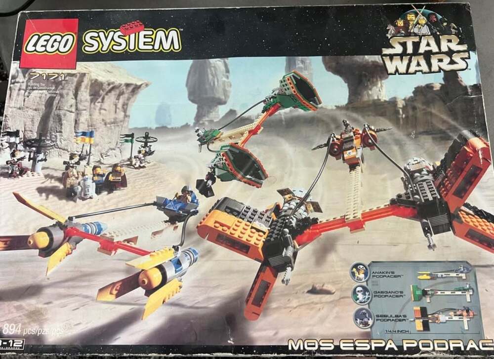LEGO Star Wars 7171 Mos Espa Podrace Set (894 Pieces)